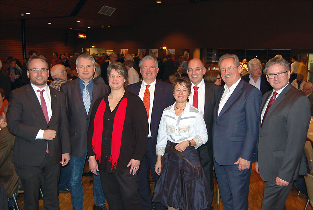 SPD-Unterbezirksvorsitzender und sein Stellvertreter Timon Gremmels und Burkhard Finke, Moderatorin des Abends Anette Milas, Spitzenkandidat Dieter Lengemann, Landtagsabgeordnete Brigitte Hofmeyer, SPD- Bezirksvorsitzender Manfred Schaub, Gastredner Christian Ude und Landrat Uwe Schmidt (v.l.n.r).