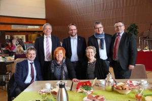 Gern gesehene Gäste des AsF-Frauenfrühstücks (v. li.):Dr. Werner Weissenborn,  Ulrike Gottschalck, Susanne Selbert (sitzend), Dieter Lengemann, Timon Gremmels, Uwe Schmidt, Andreas Siebert (stehend)