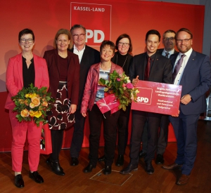 v.l.n.r.: SPD-Europaabgeordnete Martina Werner, Generalsekretärin der SPD-Hessen Nancy Faeser, Landrat Uwe Schmidt, Brigitte Hofmeyer , die Landtagsabgeordneten Manuela Strube und Hofmeyers Nachfolger Oliver Ulloth, Vizelandrat Andreas Siebert sowie Unterbezirksvorsitzender und Bundestagsabgeordneter Timon Gremmels.